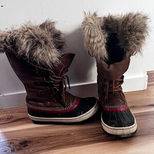 Sorel Women's Brown and Black Faux-Fur Winter Boots with Red Accent